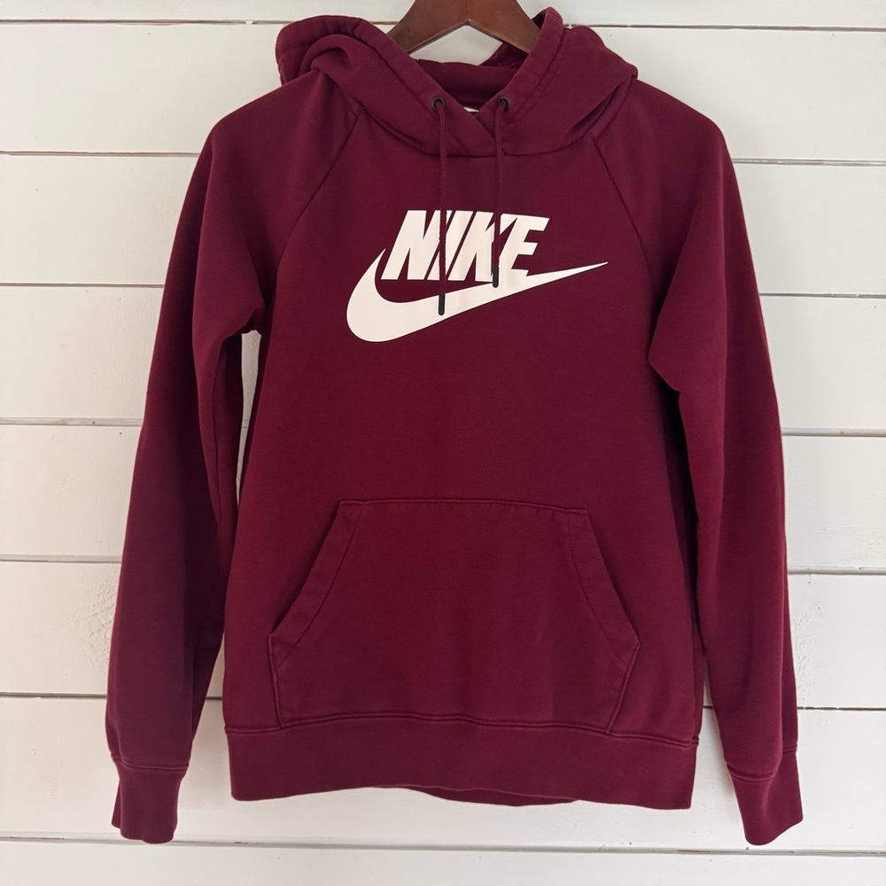 Women’s Nike logo hoodie in burgundy. Size: XSmall